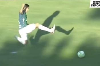 VIDEO | ¡Qué clase de Chiqui Chavarría es este! La brutal patada voladora que dejó a dos jugadores fuera de combate