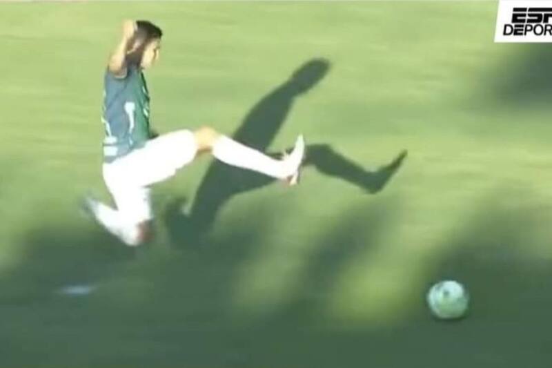 La gimnástica patada voladora de un defensor de Marathón que lesionó simultáneamente a dos rivales de Olimpia.