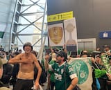 VIDEO | Hinchas de Santiago Wanderers llegaron al aeropuerto para recibir a los campeones de Libertadores