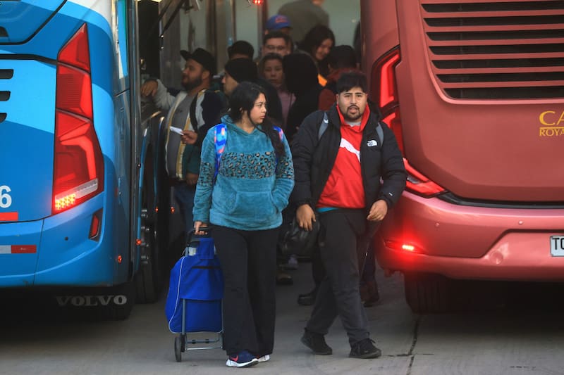 Debido al fatal accidente en Ruta 68, la red de transporte entre regiones permaneció cerrado en plena hora punta. Imagen referencial. Créditos: Javier Salvo/Aton Chile.
