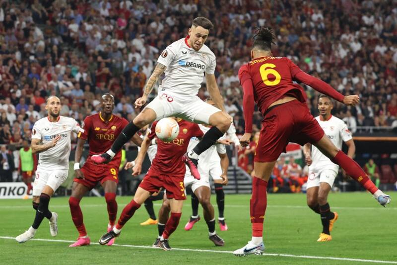 El travesaño le dijo que no a Christopher Smalling. (EFE)