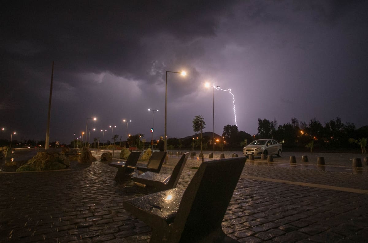 Dirección Meteorológica emitió alerta por posibles tormentas eléctricas desde Coquimbo a Los Lagos