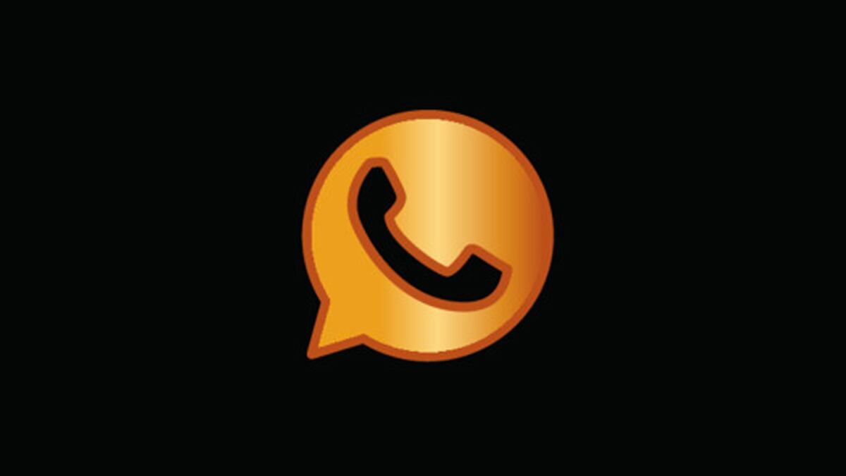 Logo de WhatsApp de color dorado en un fondo negro.