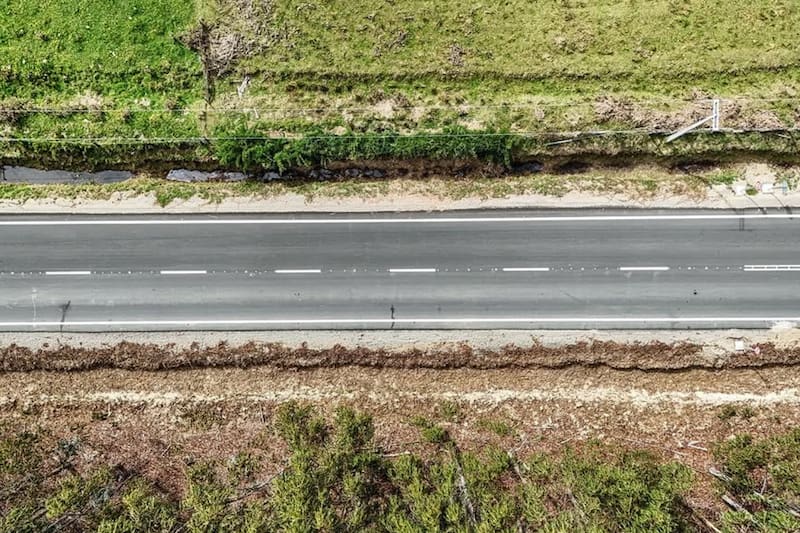 Las obras consistieron de asfaltar 6 kilómetros de la ruta.