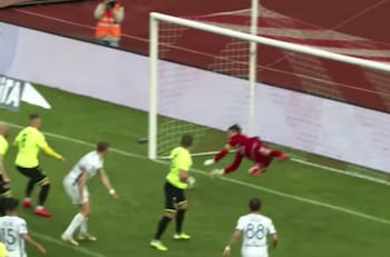 Tapadón de arquero en Bielorrusia y delantero erró un gol increíble
