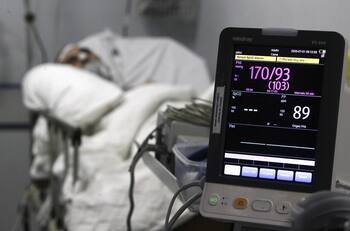 Mujer electrodependiente sufrió corte de luz en su hogar por deuda de gastos comunes