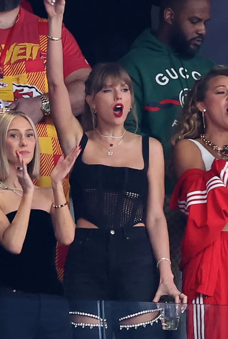 La cantante para el Super Bowl LVIII, asistió con un corsé negro y jeans con detalles en cristal.