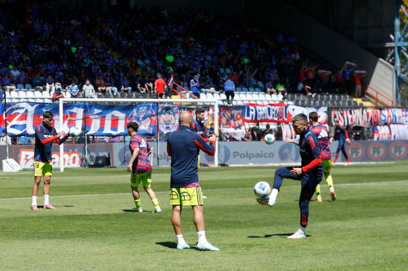 Hinchas de los azules en su última visita al Estadio CAP. Foto: Aton.
