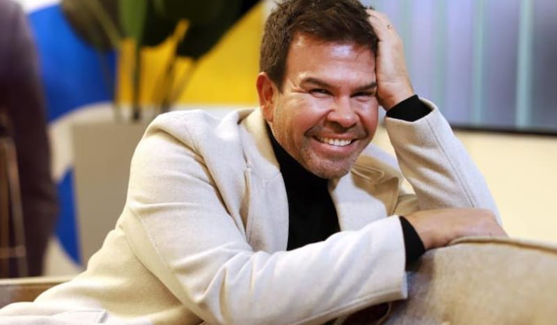 está siendo cuestionado por tener feas actitudes con sus compañeros de trabajo.