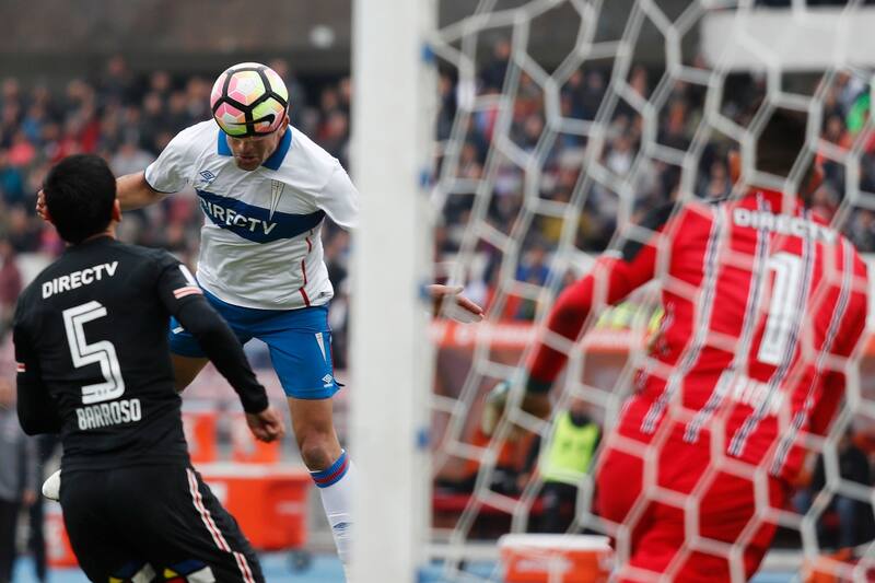 cabecea un balón en clásico entre Universidad Católica y Colo Colo.