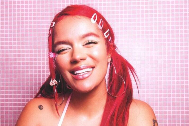 El look que eligió Karol G para presenciar en vivo el show de Rihanna en el Super Bowl.