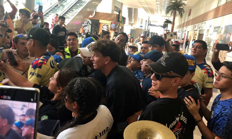 fue recibido por una multitud en México.