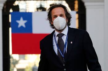 "Las enfermeras no son inteligentes, basta que sean bonitas": Piden la renuncia de nuevo subsecretario Alberto Dougnac