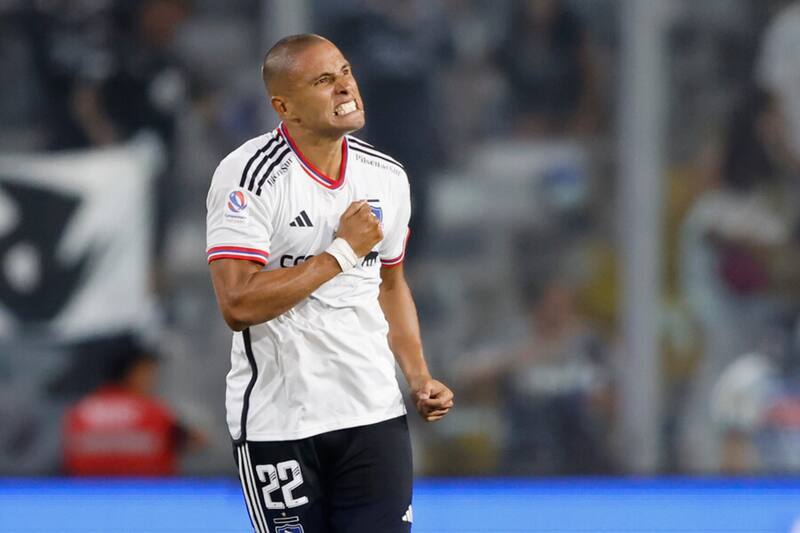 con la camiseta de Colo Colo en 2023. Foto: Agencia Aton.