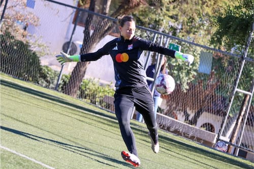 Visita ilustre: Christiane Endler entrenó con el primer equipo de Universidad Católica