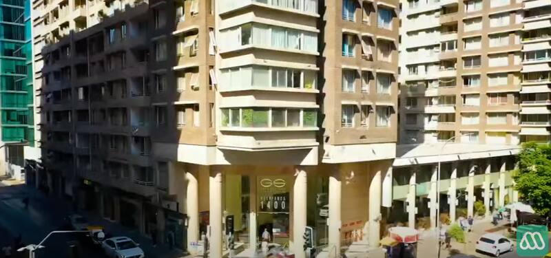 Este es el "Edificio Maldito", ubicado en Huérfanos 1400. Créditos: Mega.