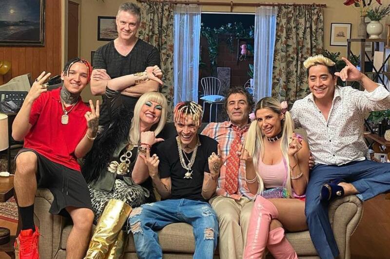 Marcianeke grabando con el elenco de "Casado con Hijos"/ Instagram