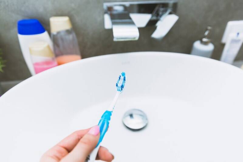 Este es el verdadero motivo por el cual no debes dejarlo en el baño.