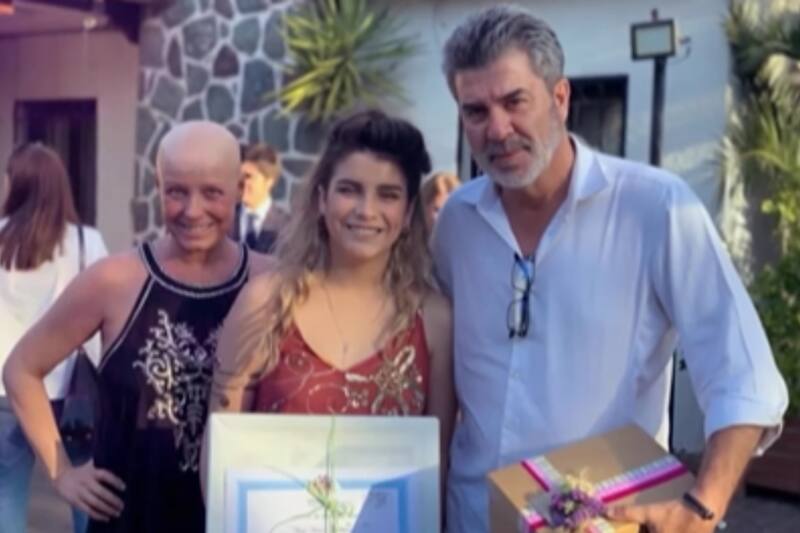 Claudia Conserva y Juan Carlos "Pollo" Valdivia durante la graduación de su hija, Matilda. Créditos: TVN