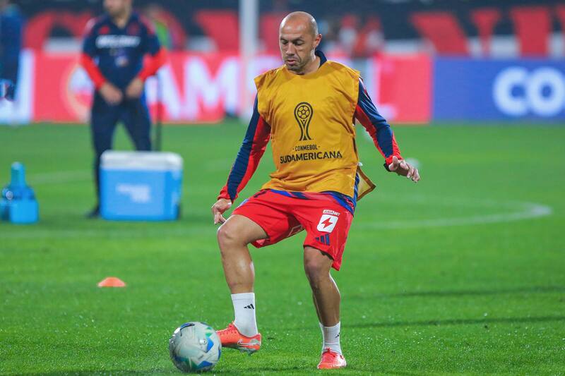 El jugador de Universidad de Chile, Marcelo Diaz, controla el balon previo al partido de ida de los cuartos de final de la Copa Sudamericana contra Alianza Lima.