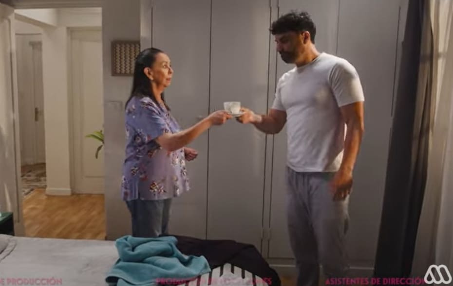 Lidia le da un té que hace dormir a Ignacio. Pantallazo Mega