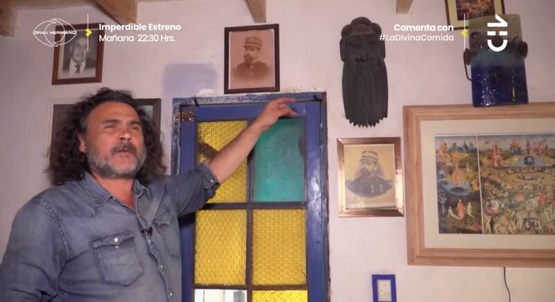 La pared donde mantiene fotos de sus antepasados. Créditos: CHV.