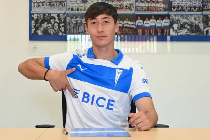 firmó su primer contrato profesional en Universidad Católica. Foto: Prensa UC.