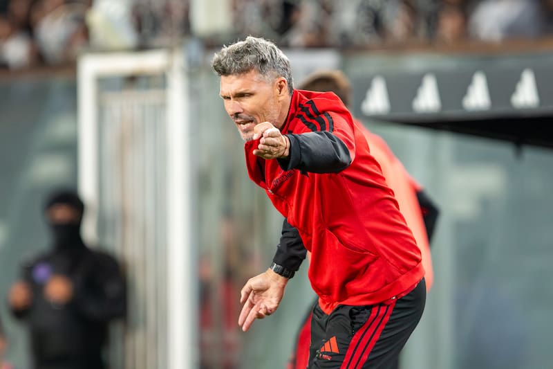 El Tano dirigiendo a Colo Colo ante Huachipato. Foto: Felipe Escobedo/En Cancha