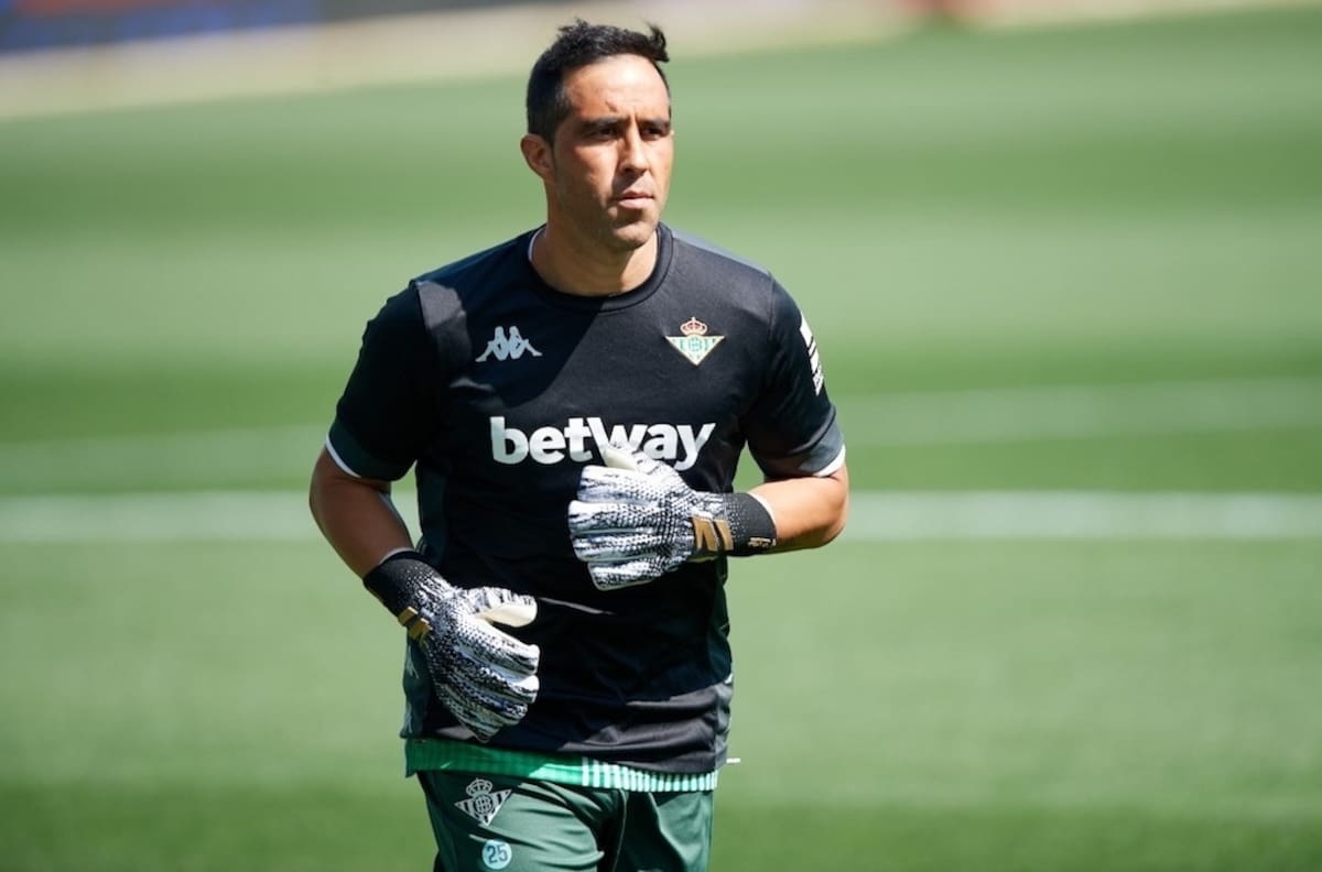 Notable: El gran reconocimiento que recibió Claudio Bravo por parte de la IFFHS