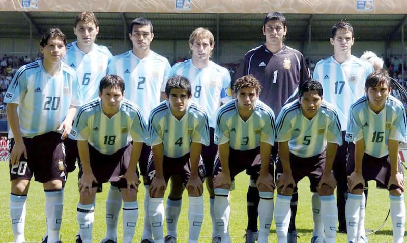 Camisetas 18 y 4, las distintivas en el Mundial Sub 20 de 2005 de uno de los mejores de la historia del fútbol y del ex zaguero argentino que pasó por Colo Colo.