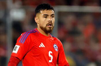 Paulo Díaz entrena “entre algodones” y podría ser baja de La Roja por lesión junto a Alexis Sánchez