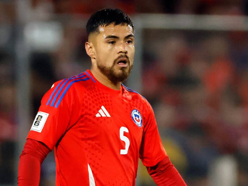 será titular frente a Paraguay, pero en La Roja lo tienen "entre algodones". Foto: Andrés Piña/Photosport
