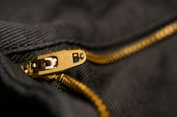 Aprende a arreglar un cierre en segundos usando solo un tenedor