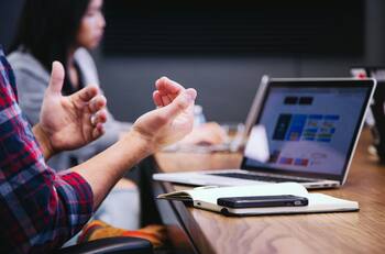 FOSIS abre 10 mil cupos para curso GRATIS de IA junto a gigante tecnológica: ¿Dónde y cómo inscribirse?