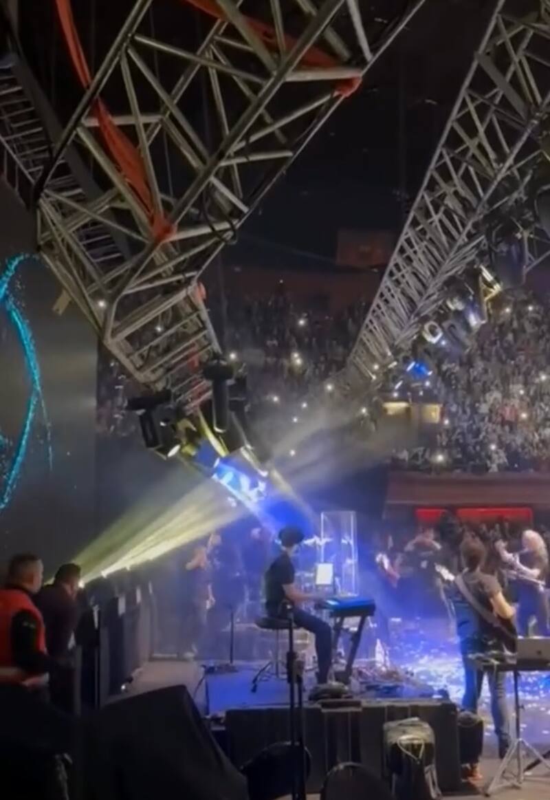 Parte del escenario se desplomó. Créditos: Pantallazo Instagram