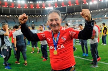 Cláusula de salida de Ariel Holan le permitiría dejar la UC siete días después del final del Campeonato