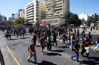 Estudiante del Liceo 7 está en riesgo vital tras recibir brutal golpiza durante marcha de la Confech