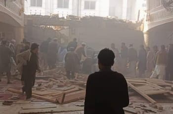 VIDEO | Atentado a una mezquita en Pakistán: Fallecieron al menos 28 personas