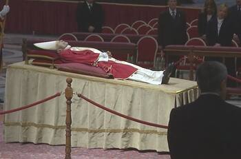 VIDEO | Muerte de Benedicto XVI: Así se está desarrollando la masiva despedida al Papa emérito