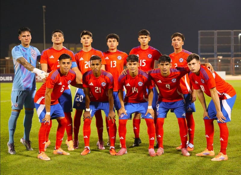 El equipo inicial ante Túnez. Arriba, de izq a der.: Vicente Villegas, Bruno Torres, Martín Jiménez, Javier Gutiérrez, Jaime Poblete y Francisco Daza; abajo: Sebastián Vargas, Jhon Cortés, Christian Díaz, Yastin Cuevas y Joaquín Meneses.