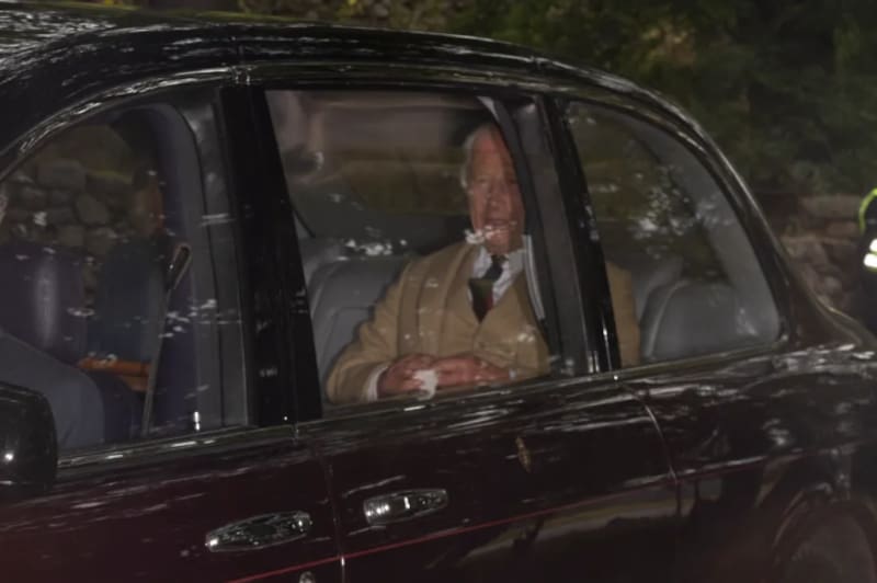 En otro vehículo se encontraba el monarca Carlos III junto a la reina Camila. Créditos: Newsline.