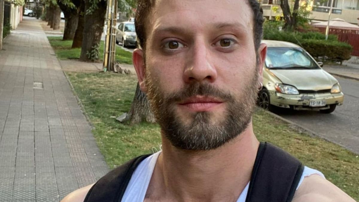 "Me lo arrancó": Hernán Contreras sufrió doloroso problema con un piercing que tenía en una de sus tetillas