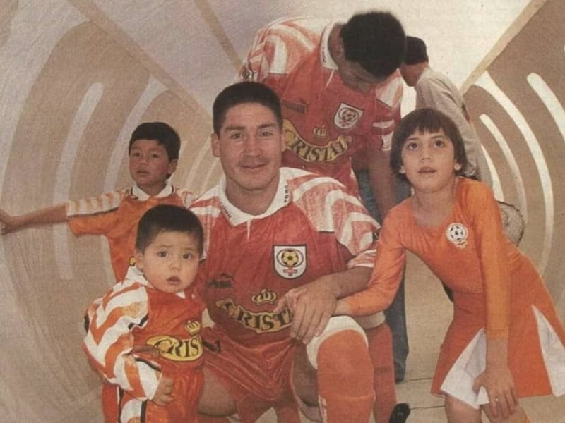 Junto a su hermana y su padre Fernando fotografiado en Cobreloa.