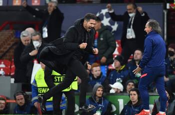 VIDEO | Le tiraron de todo: así se fue Diego Simeone de Old Trafford tras el triunfo de Atlético Madrid en la Champions League