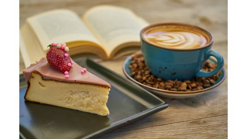 Conoce algunas de las mejores cafeterías temáticas de Santiago, sus horarios y dónde quedan. Créditos: Canva.