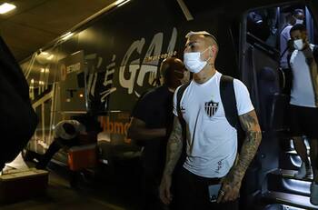 En Atlético Mineiro no saben qué hacer con Eduardo Vargas: su DT lo cortó pero el club quiere que juegue