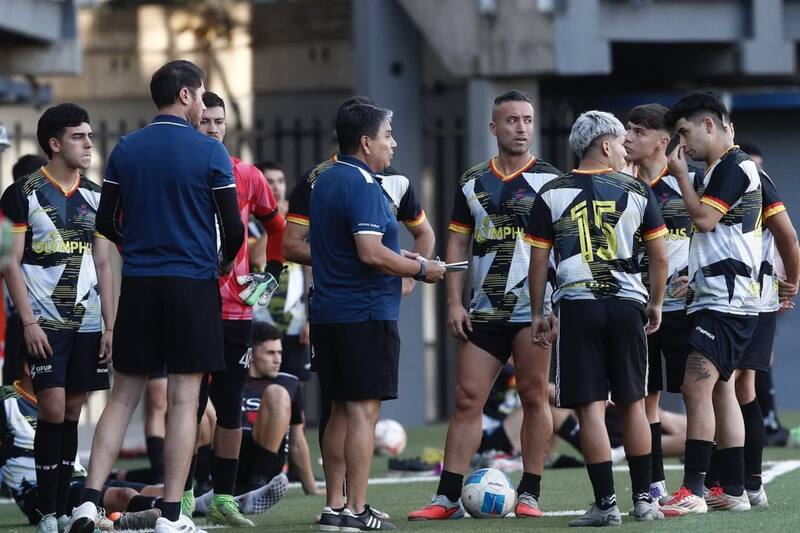 Más de 40 jugadores se mantienen a la espera de una oportunidad en el fútbol chileno. Foto: Instagram Sifup.