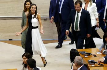 VIDEO | Reina Letizia vivió divertido momento con premiada que llevaba su mismo vestido