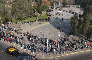 Registran largas filas en vacunatorio del Parque O'Higgins: personal pide que vayan a otros centros