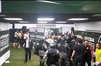 VIDEO | Escándalo en Brasil: policía lanza gas pimienta a jugadores peruanos en Copa Sudamericana